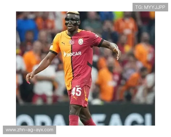 奥斯梅恩禁区内抢先触球 奥斯梅恩禁区内抢先触球